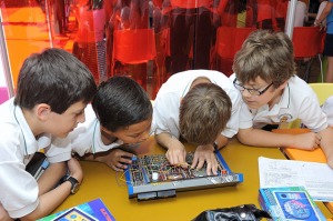 Escolares experimentando en el taller Electrnica-robtica 