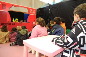 Lo pequeos disfrutan del teatro de tteres del Taller de Gifi