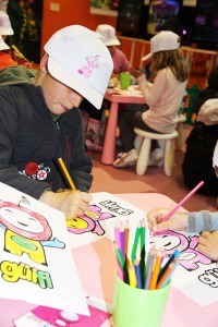Los visitantes dibujan a Gifi con lpices de colores