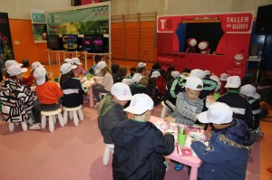 En el taller de G�ifi, con su gorra de regalo
