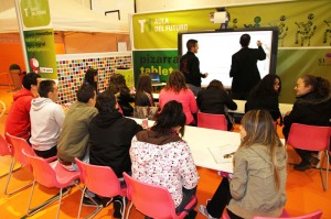 Los monitores ense�ando la pizarra digital interactiva