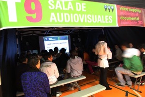 La Sala de Audivosiuales llena de jvenes