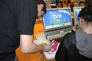 Un monitor sellando el pasaporte Sicarm
