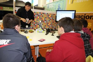 El monitor explica el funcionamiento de un robot a los asistentes