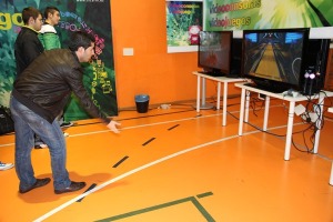 Jugando a los bolos en el taller de Ocio