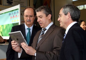 Luis Martnez Atienza, secretario general de la consejera de Economa y Hacienda, usando el iPad 2