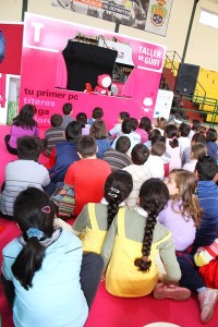 Los ms pequeos disfrutan con el teatro de tteres en el Taller de Gifi