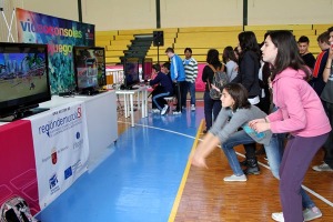 En el taller de Ocio Digital, jugando con las videoconsolas con sensor de movimiento