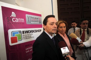 Manuel Escudero atendiendo a los medios en el II Workshop