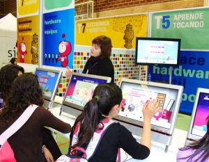 Los alumnos del taller Aprende Tocando conocen las posibilidades de una pantalla tctil