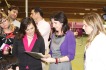 Inmaculada Garca le muestra el iPad 2 a la alcaldesa de Fuente lamo