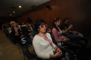 Los asistentes con las gafas 3D