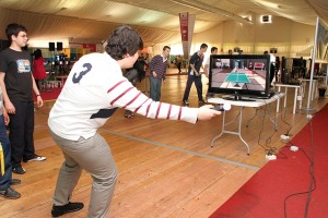 Un asistente jugando al tenis de mesa con el mando Move de la PlayStation 3