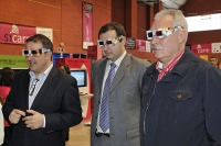 Las autoridades viendo la televisin 3D