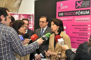 Da. Inmaculada Garcia atiende a los medios de comunicacin 