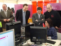 La consejera de Economa, Inmaculada Garca, participando activamente junto a un ordenador en SICARM 2010 en Lorca