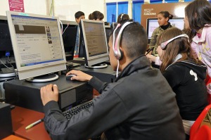 Dos alumnos del taller 'C�mo funciona' poniendo en pr�ctica sus conociemientos
