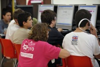 Jvenes asistentes hacen uso de la red en Lorca ante la mirada de un monitor 