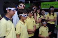 Escolares con las gafas para ver la pantalla 3D 