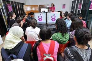 En el taller 'Cmo funciona' mostrando una placa base de un ordenador 