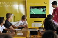 Jugando con el robot futbolista en el taller 'Electrnica-robtica' 