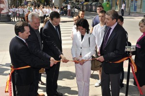 Inmaculada Garca cortando la banderola espaola en la inauguracin de las Demostraciones 