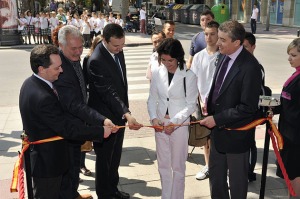 Inmaculada Garca cortando la banderola espaola en la inauguracin de las Demostraciones [SICARM 2010]