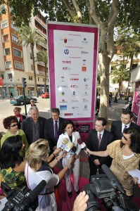 Inmaculada Garca atendiendo a los medios de comunicacin en el espacio de SICARM 2010 en Murcia