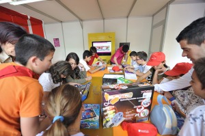 Asistentes aprendiendo a usar las diferentes herramientas del taller X-Periencias