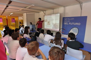 Asistentes atendiendo a la explicacin del monitor en el Aula del Futuro 