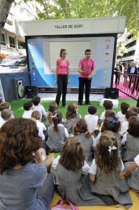 Escolares atienden a la explicacin del Taller Gifi 