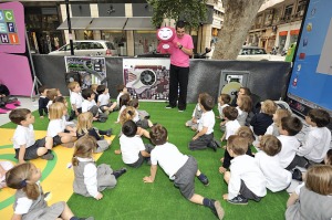 La mascota de Gifi ante los escolares 