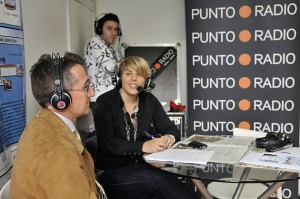El gerente de la Fundacin Integra atendiendo a la emisora Punto Radio 