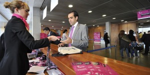Un asistente retirando la acreditaci�n [SICARM Auditorio]