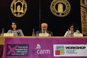 La consejera de Economa, junto con el Presidente de la UCAM y la Vicedecana de Comunicacin Audiovisual 