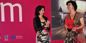 La consejera de Economa y Hacienda, Inmaculada Garca, entrega el Primer Premio del VII Concurso de Animacin Digital de Sicarm a Mara Luisa Molina, de Kandor