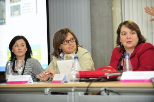 Las compaeras de mesa de Isabel Espinal atendiendo a su ponencia 