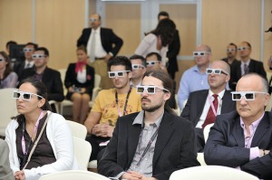 Asistentes visionando una produccin tridimensional con las gafas 