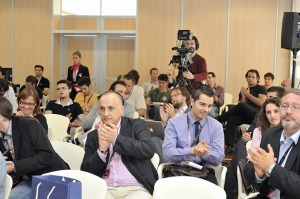 Asistentes aplaudiendo la intervencin de un ponente tras la conferencia 