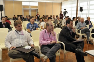 Los asistentes atendiendo a la mesa redonda 