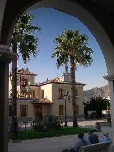 Ciudadanos en una plaza de Santomera