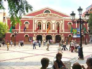 Ciudadanos en la Plaza Caldern de la Barca con el Teatro Guerra al fondo