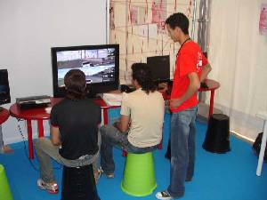 Jugando a la videoconsola en Sicarm Cartagena