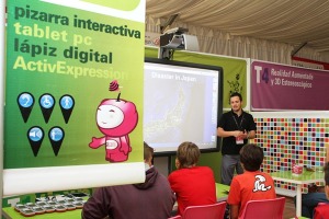 Un monitor dando una leccin en el Aula del Futuro