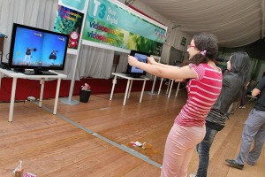 Dos chicas juegan a la videoconsola con sensor de movimiento