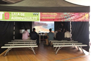 En la Sala de Audiovisuales, un grupo ve un documental de animacin digital