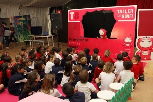 En el taller de Gifi se realiza un teatro de tteres para los ms pequeos