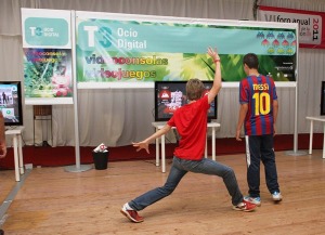 Jugando a la videonconsola Xbox con el sistema Kinect sensor de movimiento
